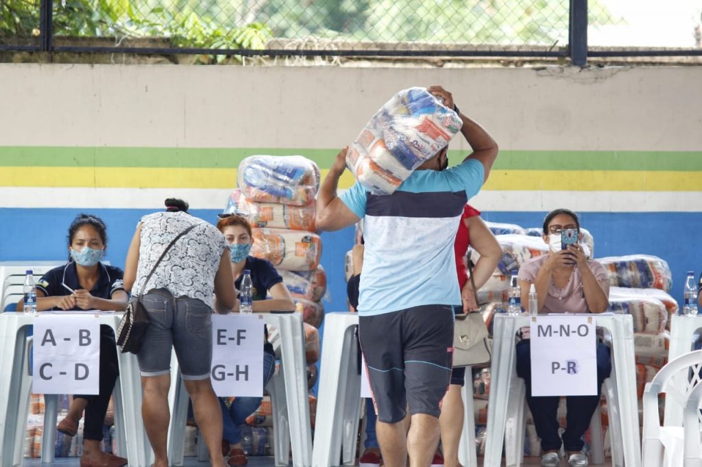 Governo do Amazonas entrega 1,4 mil cestas