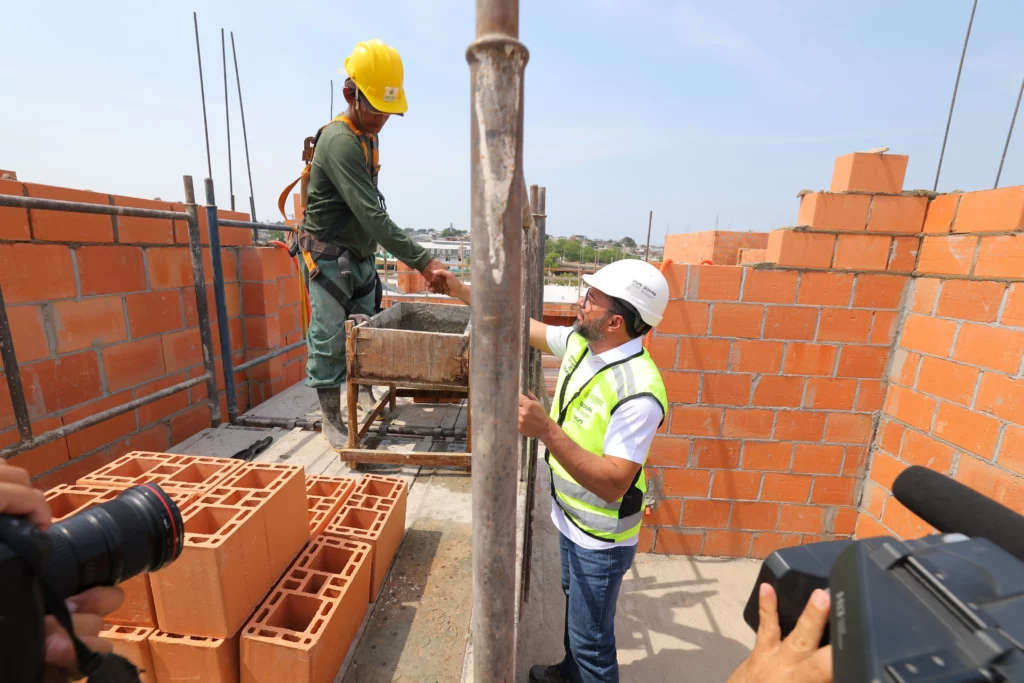 Governador Wilson Lima vistoria avanco das obras do residencial Maues na zona sul 3 foto Diego Peres Secom