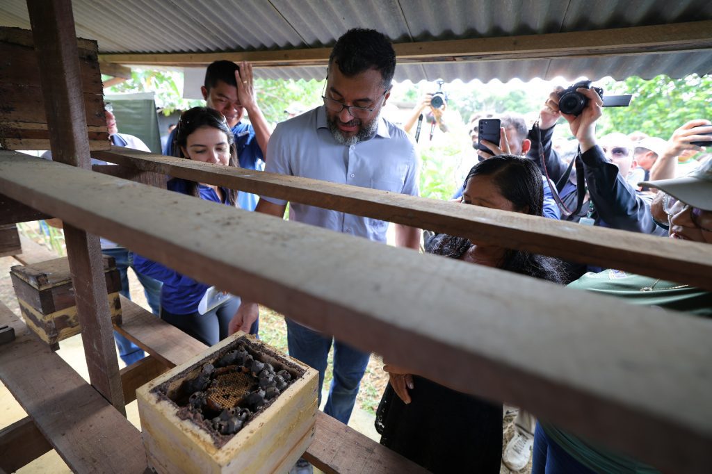 A entrega da pavimentação dos ramais do Ouro Verde, Laguinho e SIsPITA, que pretende agilizar o escoamento da produção rural do município de Iranduba (distante 27 quilômetros de Manaus) aconteceu na manhã da última terça-feira (07). As obras foram executadas pelo Governo do Amazonas, por meio da Secretaria de Estado de Infraestrutura (Seinfra), e garantem mais segurança para condutores e pedestres. Ao todo, foram investidos R$ 9 milhões na pavimentação de 5,8 quilômetros, beneficiando 800 famílias.